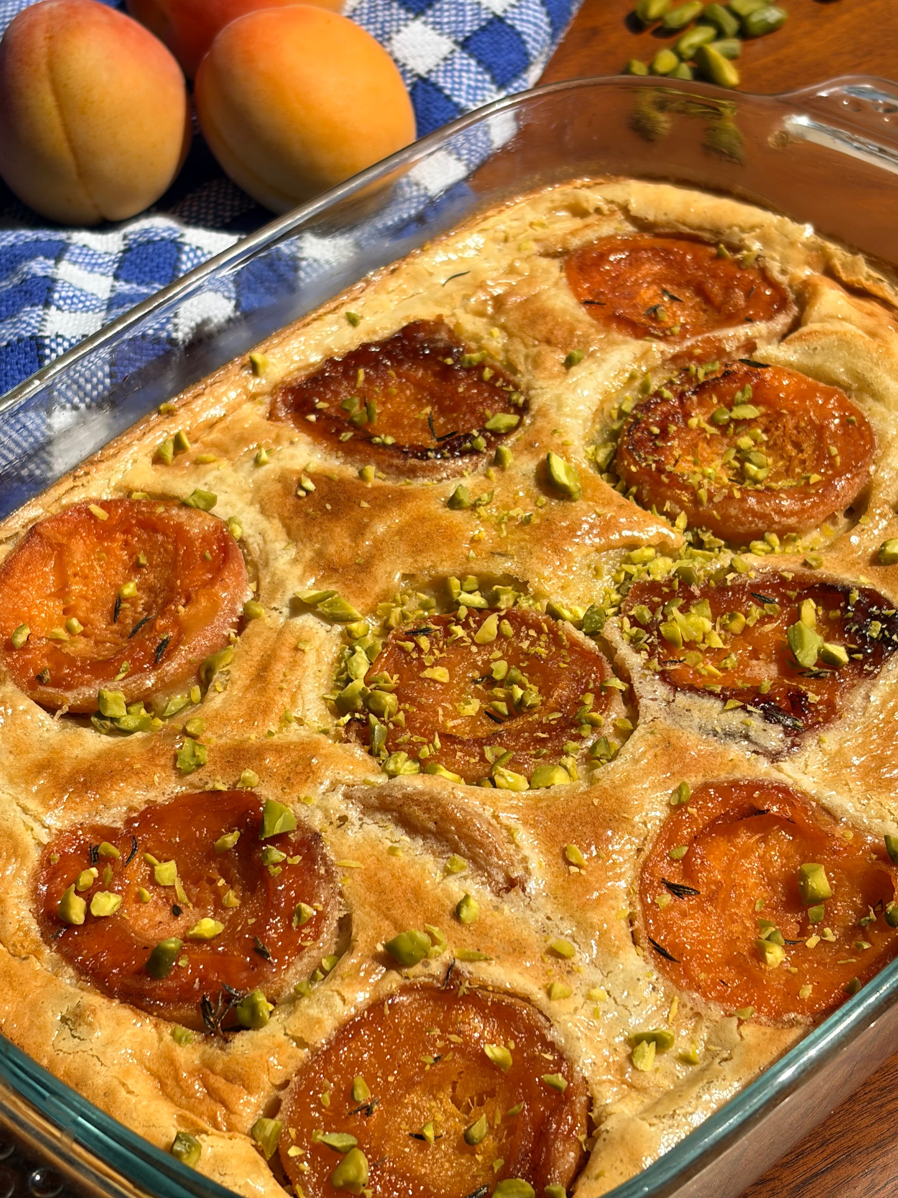 Clafoutis aux abricots rôtis miel, thym & pistache cover